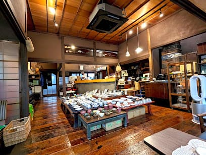 洋菓子･赤坂くるむ ＆ 波佐見焼と古道具･６Ｗ枇杷屋 ＆ 雑貨 HEDGEHOG
